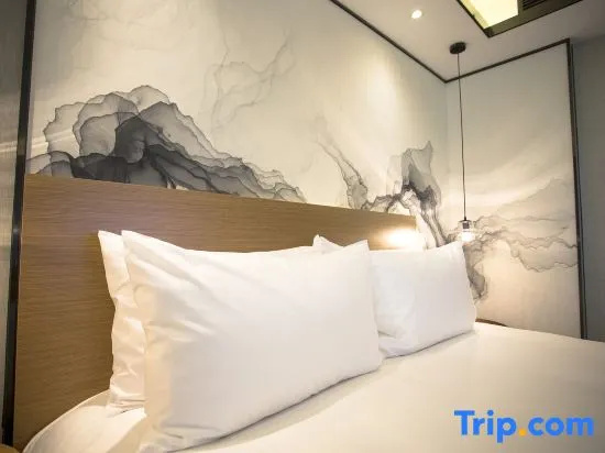 Deluxe Double room (full double bed)