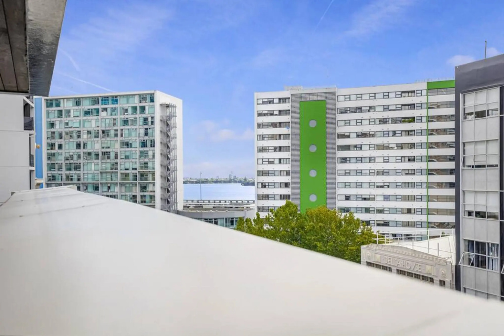 Bright & modern Auckland CBD apartment