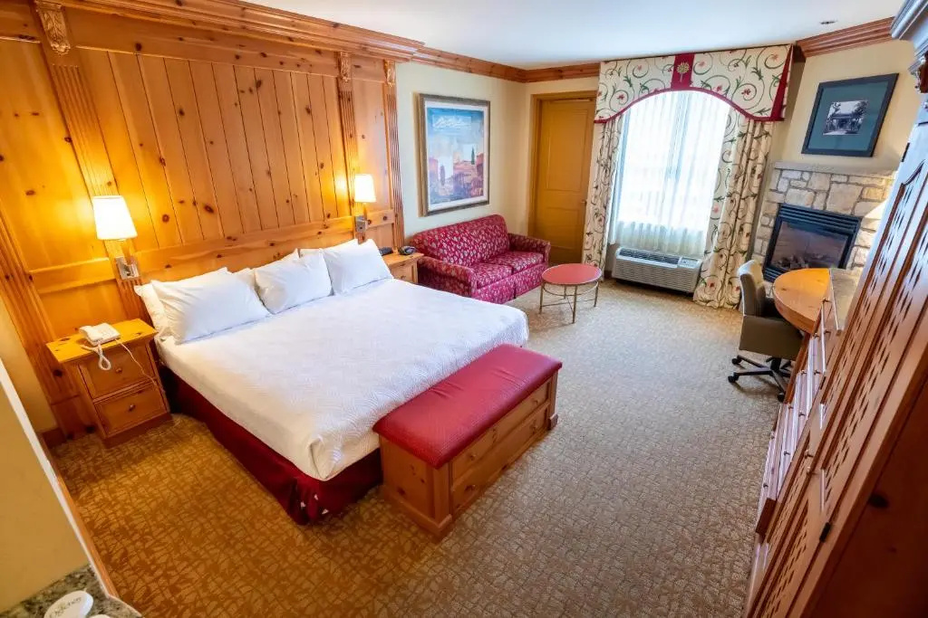 Standard Double room with lake view (full double bed)