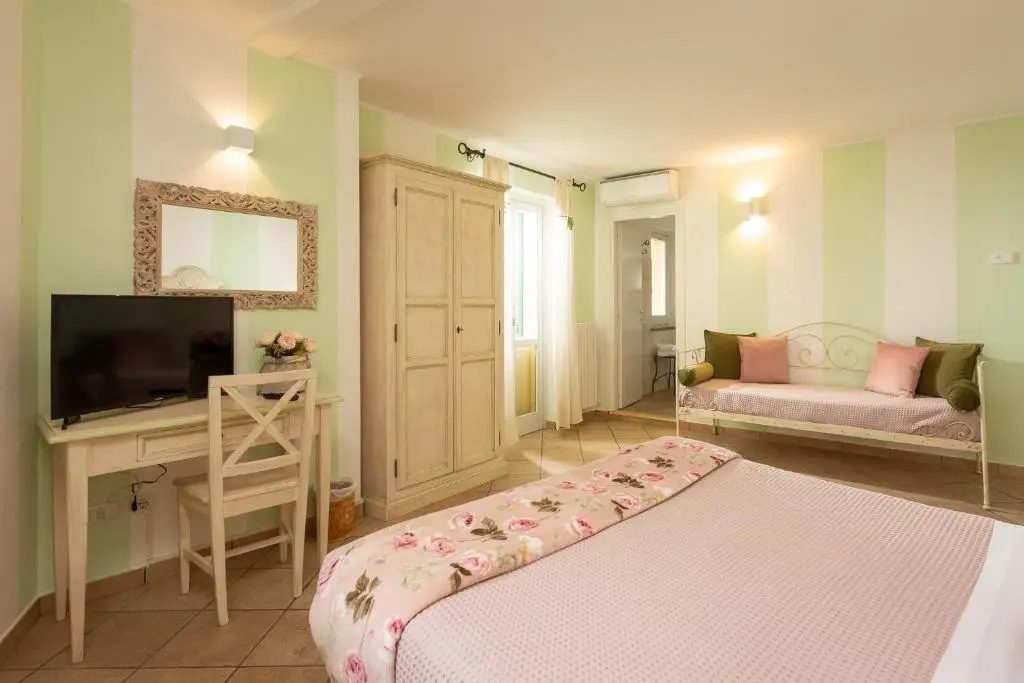 Standard Triple room with garden view