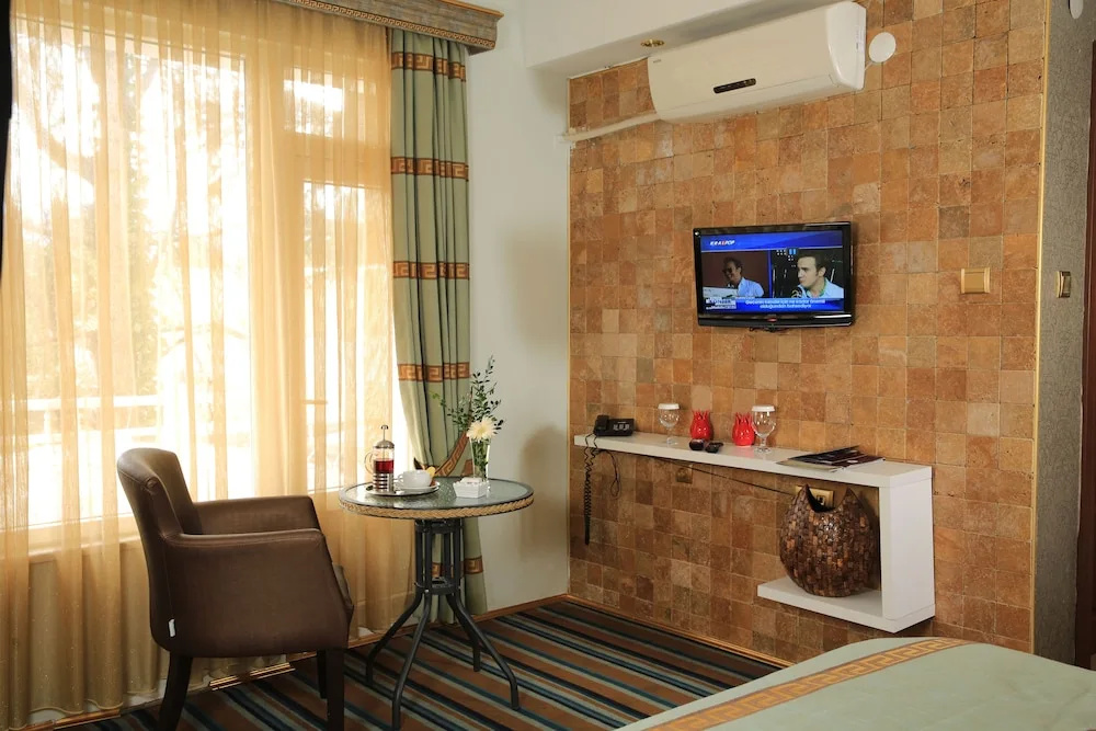 Deluxe Double room with balcony (full double bed)