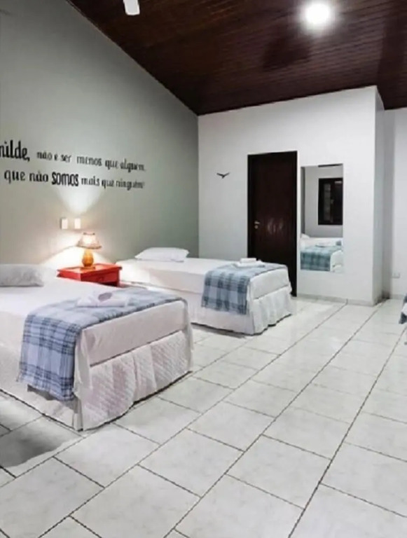 標準三人房，設有陽台及景觀。