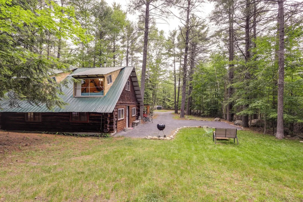 Cozy Elizabethtown Cabin w/ Fire Pit!