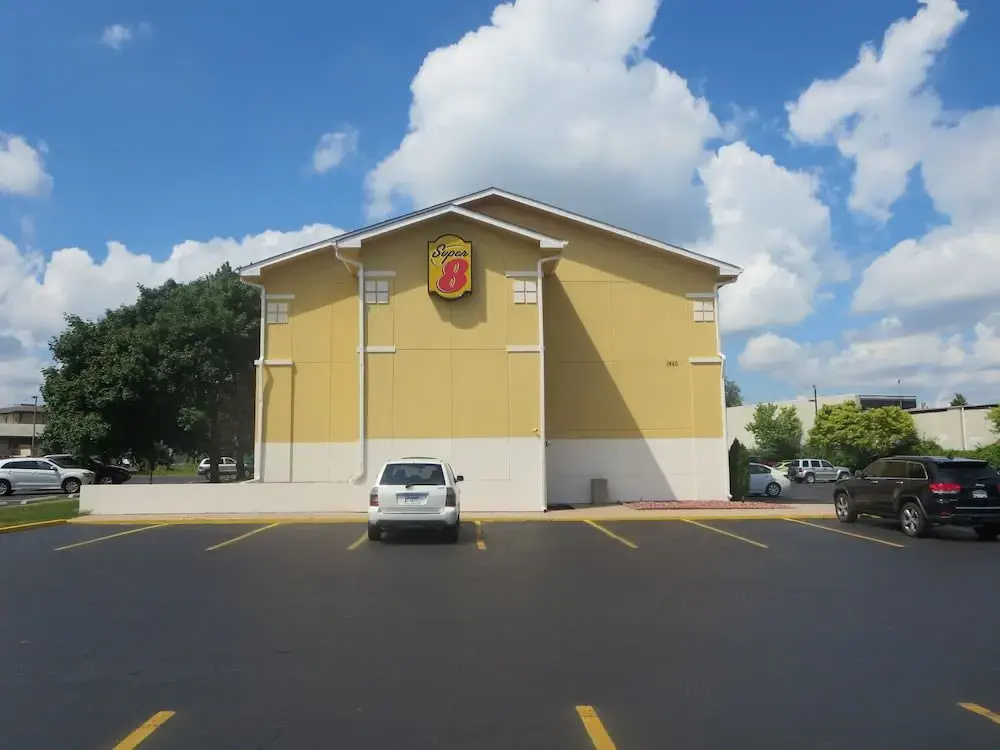 Super 8 Mundelein/Libertyville Area