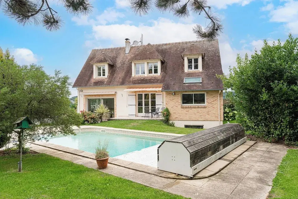 Stunning House With Swimming Pool and Padel Court