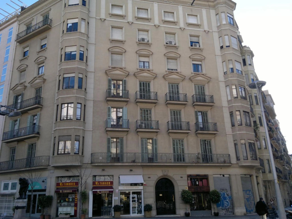 Ally's Guest House Barcelona B&B