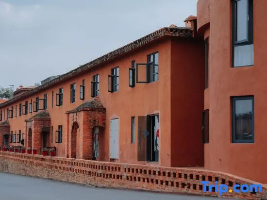 Maitreya Dongfengyun Art Inn in Mile
