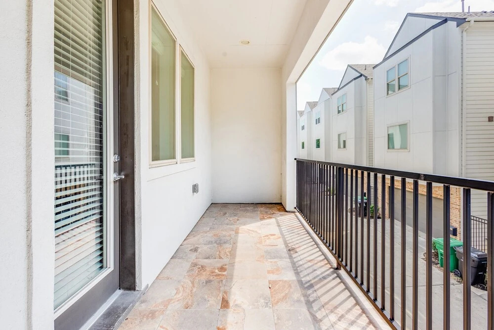 Attractive Midtown House 3br 3.5ba 3 Bedroom Home by RedAwning
