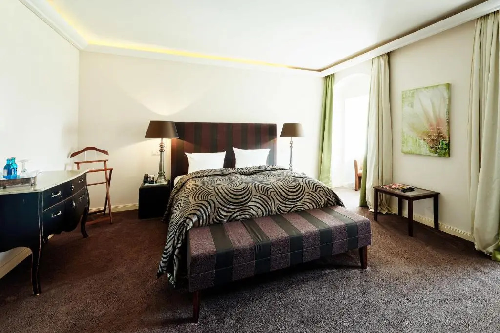 Deluxe Double room (full double bed)