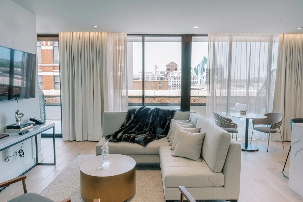 Luxury Double Penthouse room with city view (full double bed)