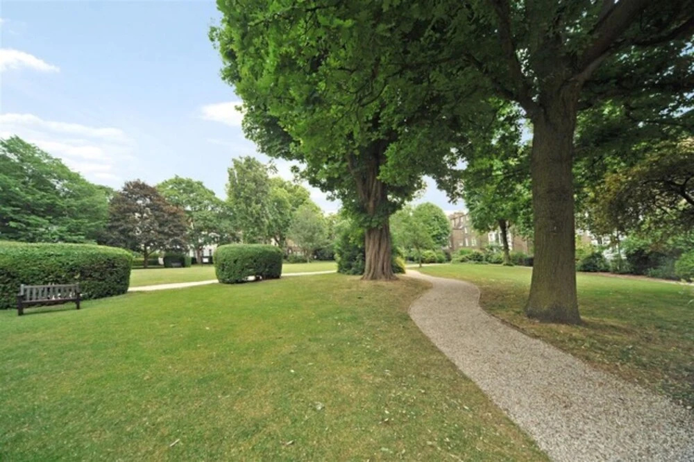 1 Bedroom Flat In Vibrant Earls Court