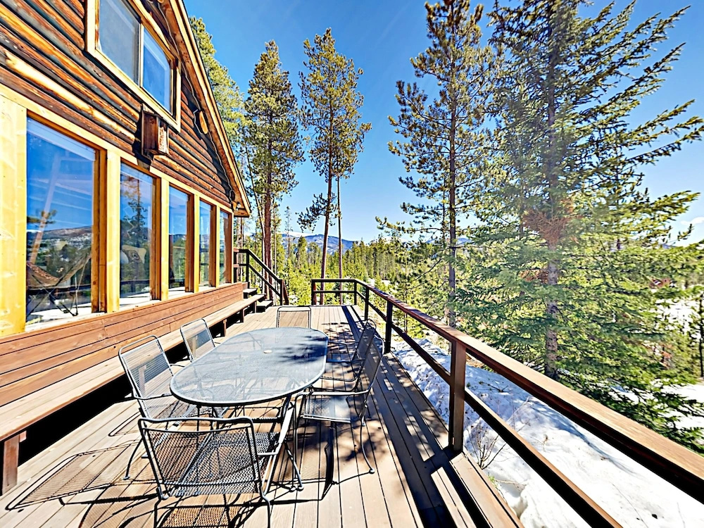 Secluded Mountain-view Log , Near Snow Trails 2 Bedroom Home - фото 2