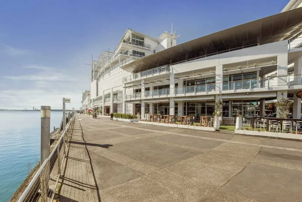 Premium 1BR Apartment at Princes Wharf