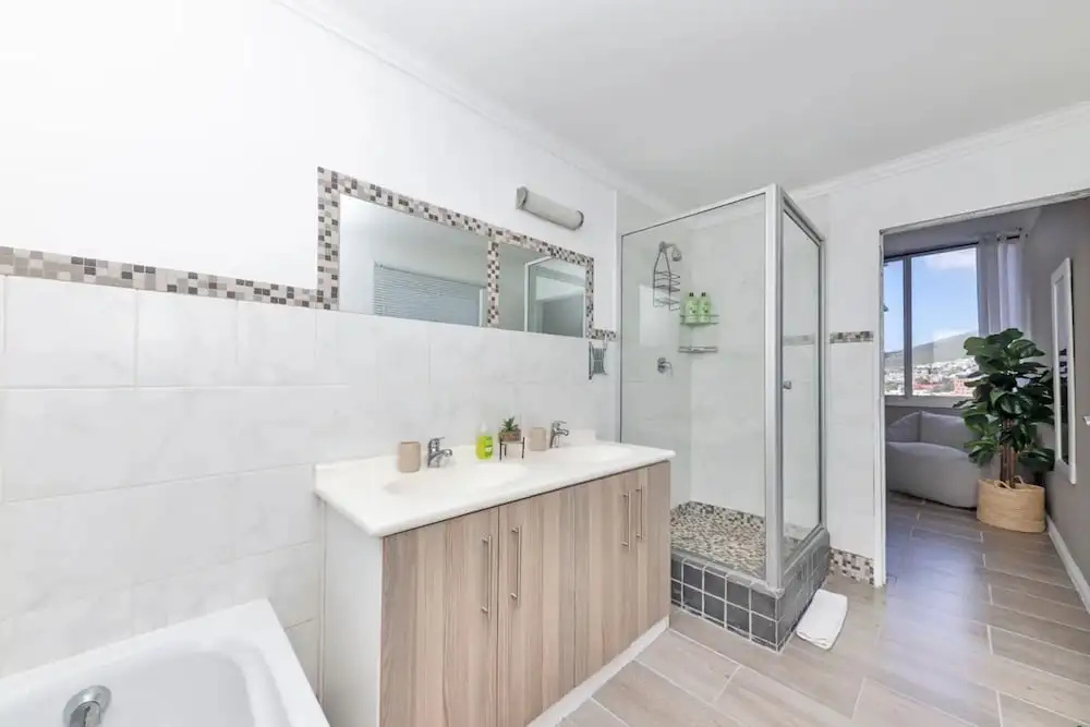 Picturesque 2BD Apartment With Table Mountain View