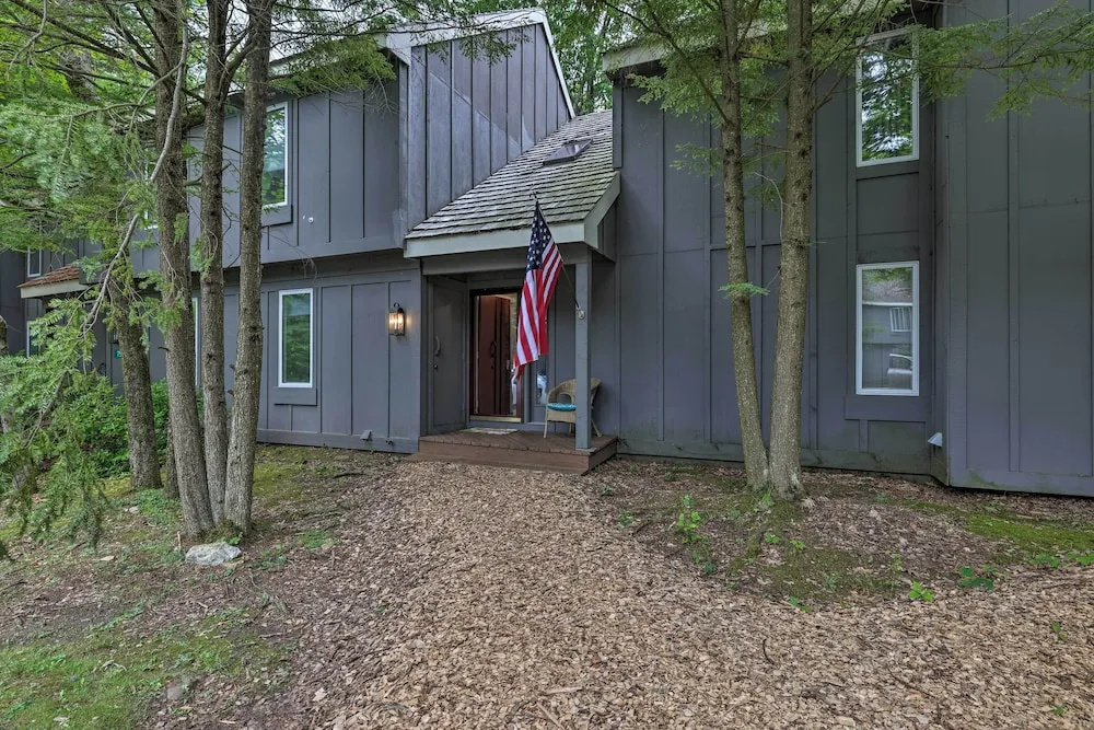 Cozy Poconos Townhome w/ Fireplace Near Jack Frost