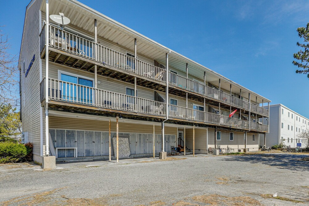 Bright & Airy Condo: Walk to Beach/boardwalk!