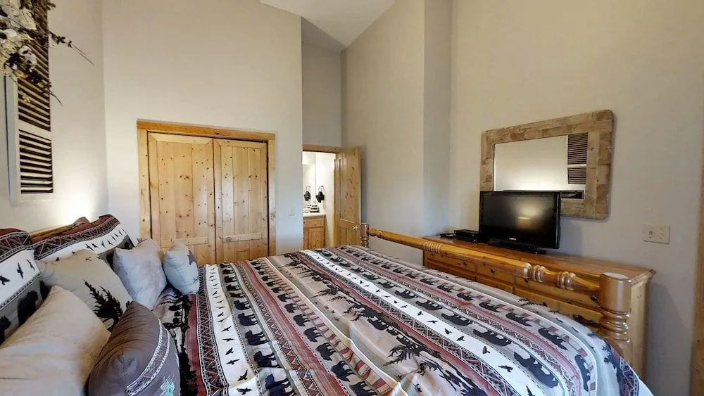 Beary Blessed 2 Bedrooms 2 Bathrooms Cabin by Redawning