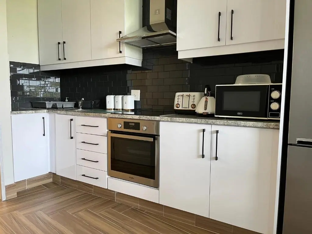 一室四人公寓，配有雙人床