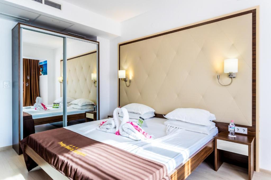 Двухместный номер Premium с балконом двуспальная кровать в Prestige Hotel and Aquapark