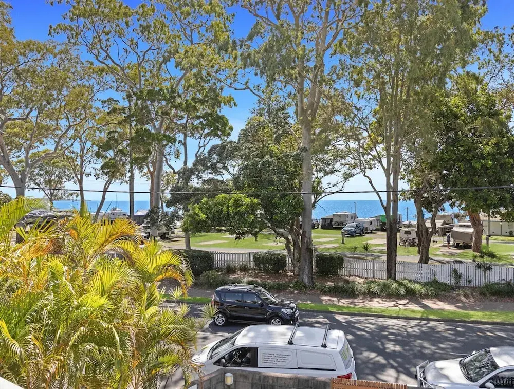 Beachside 2-bed Apartment With Secure Parking