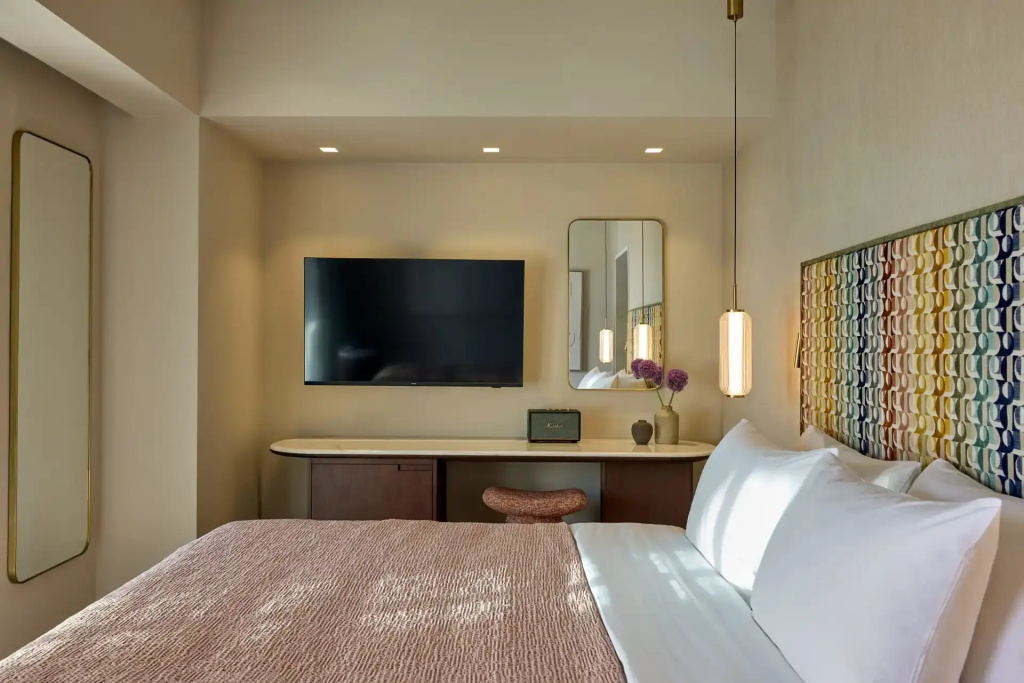 Deluxe Double room with pool view (full double bed)