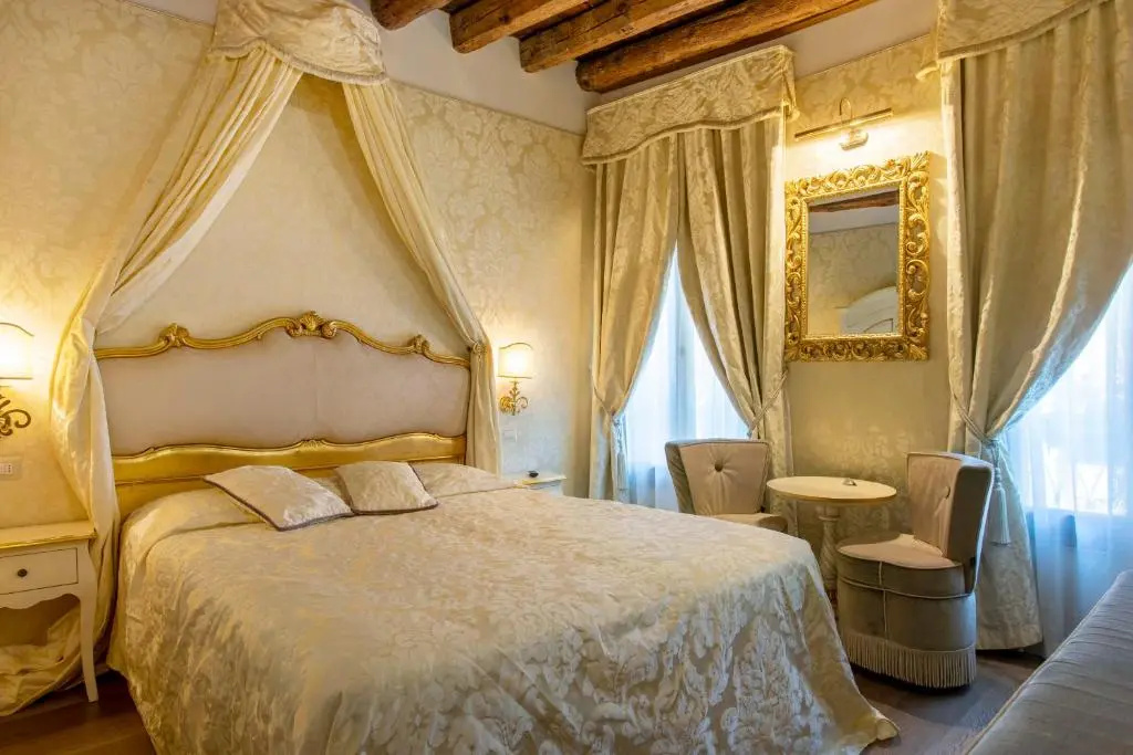 Triple room with city view