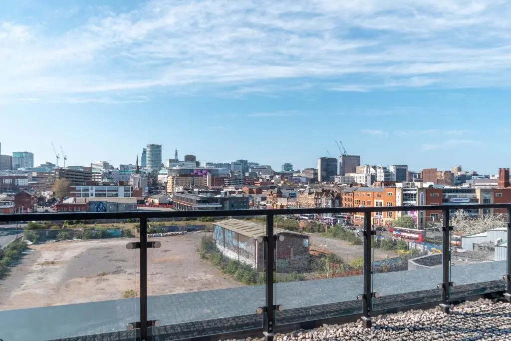 MAEVELA Apartments - Huge 7ft Emperor Luxury 2 Bed Apartment - With Parking - NEW BUILD - City Centre, Digbeth - ROOFTOP TERRACE - PS4 & Smart TV's