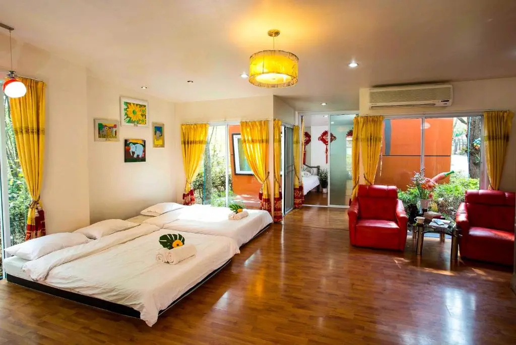 Standard Family room with garden view
