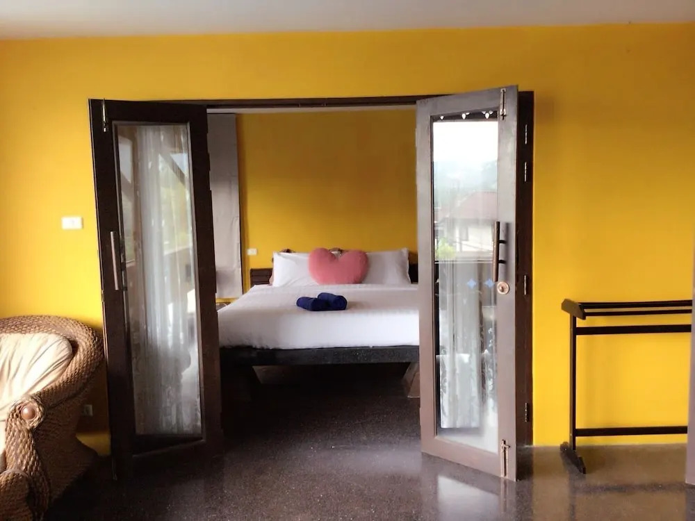 Deluxe Double room with pool view full double bed