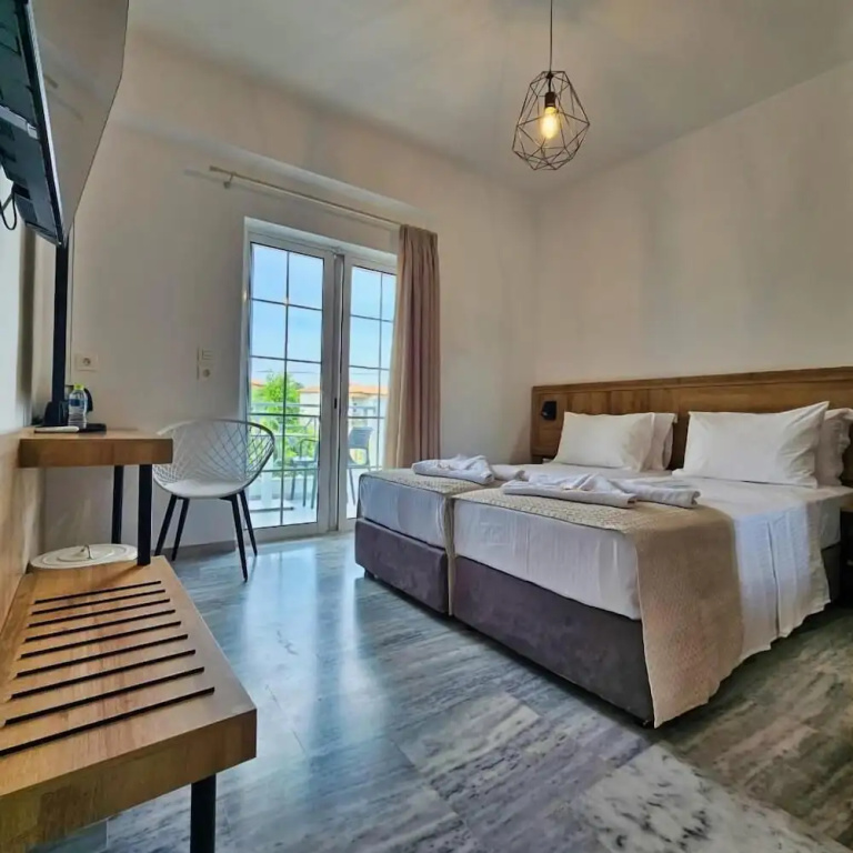 Deluxe Quadruple room with balcony