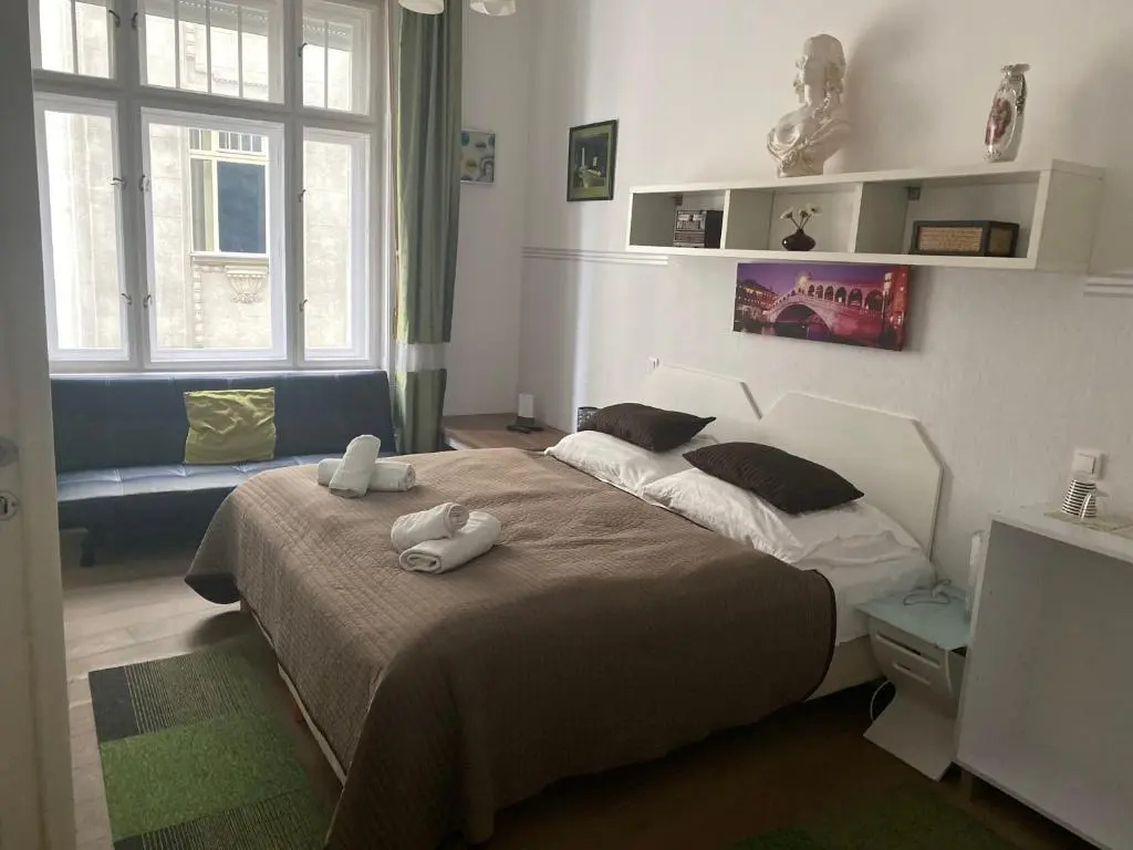 Double room with city view (full double bed)