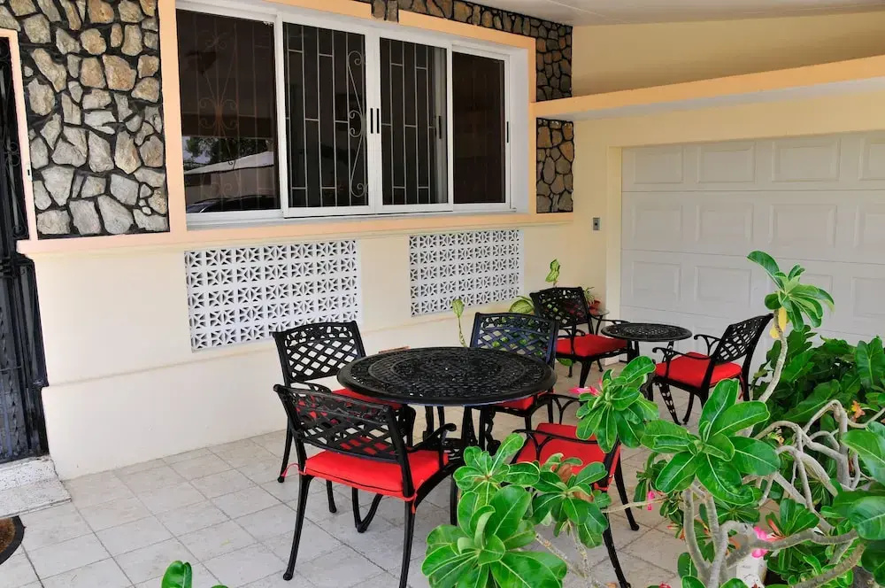 Welcome to the Unpretentious and Breezy Graceville, Steps Away From the Beach - фото 19
