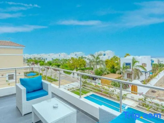 unique villa with heated pool and Spa