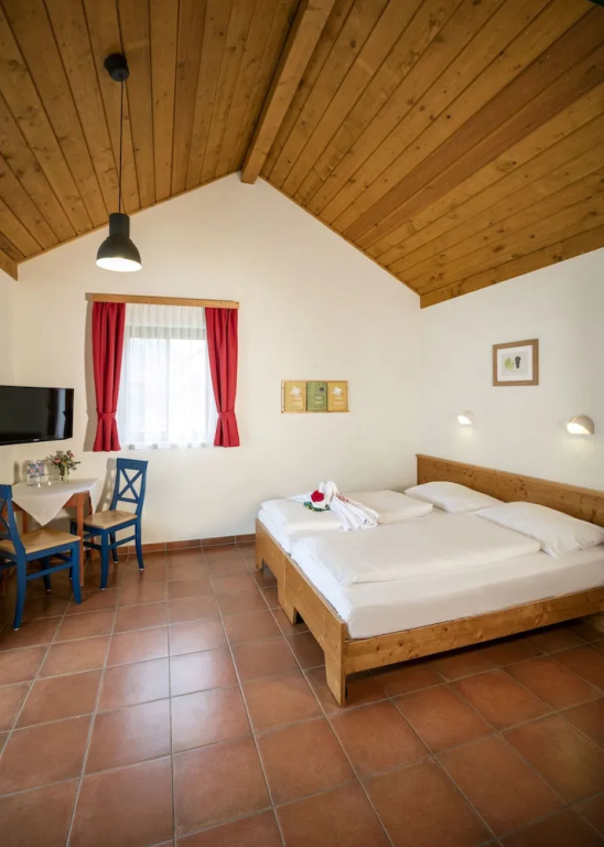 2 Bedrooms Standard Family room with balcony