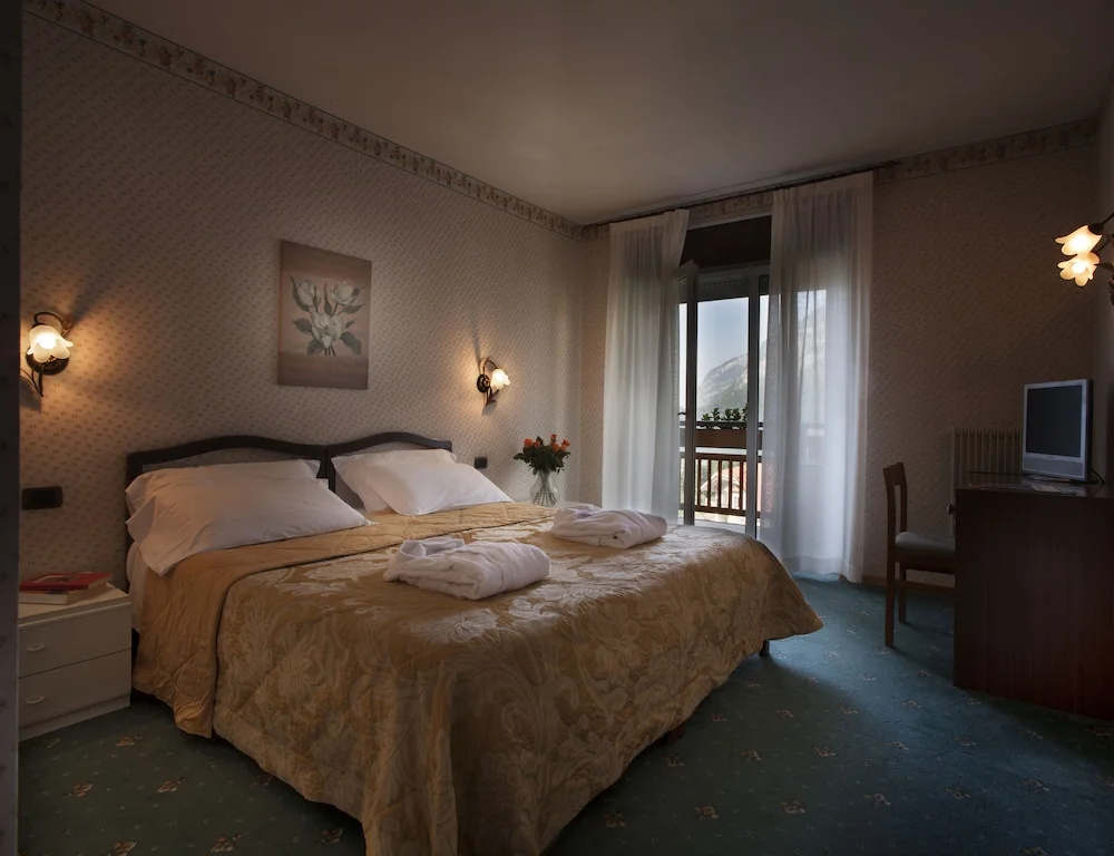 Deluxe Double room with lake view (full double bed)