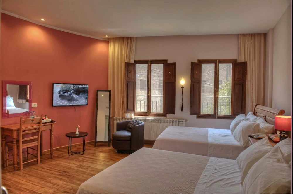 Deluxe Quadruple room with city view