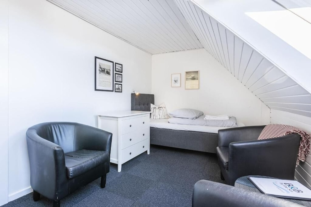 Standard Triple room with city view