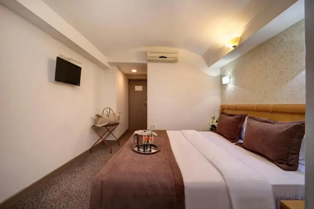 Deluxe Double room (full double bed)