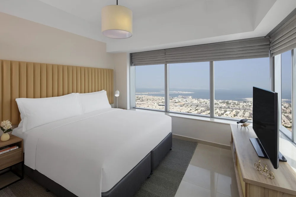 Четырёхместный люкс с 2 комнатами с видом на море в Staybridge Suites Dubai Financial Centre