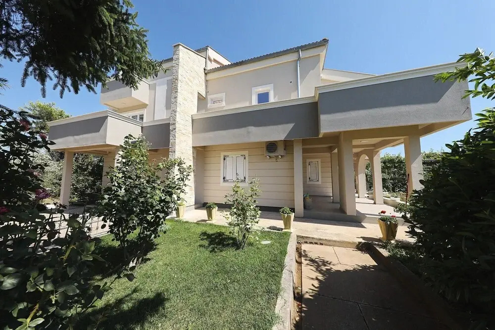 Villa Adrian