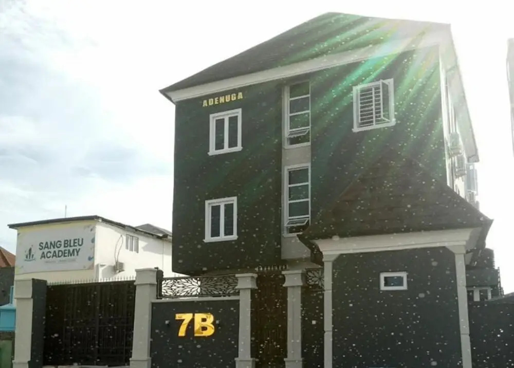Momak 8 Hotel Adenuga House