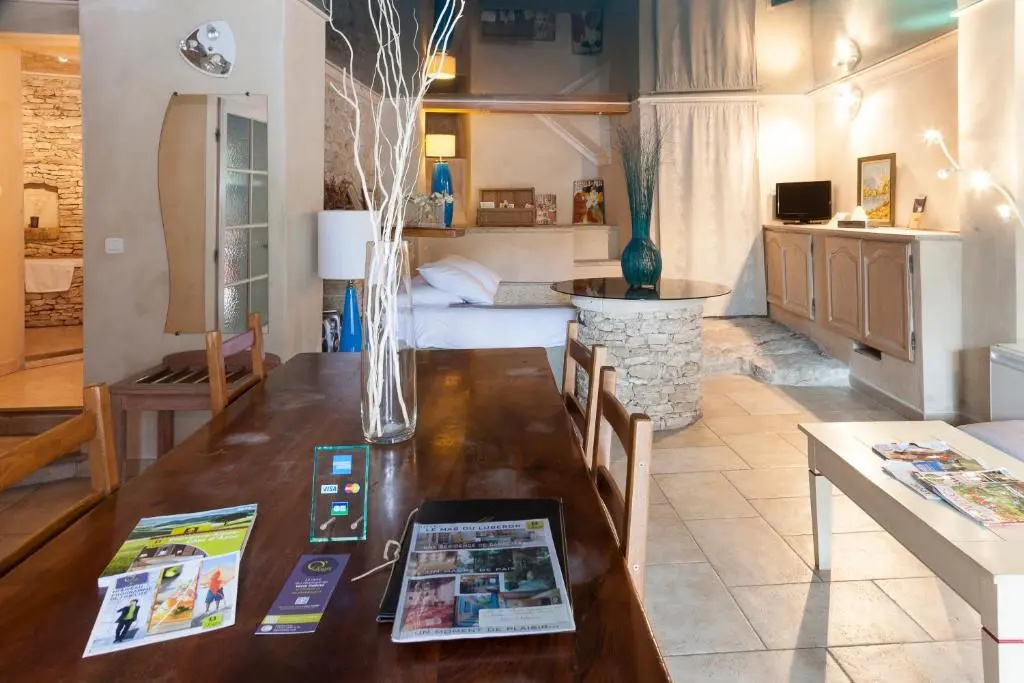 Logis Le Mas Et La Flambee Du Luberon - Chambres