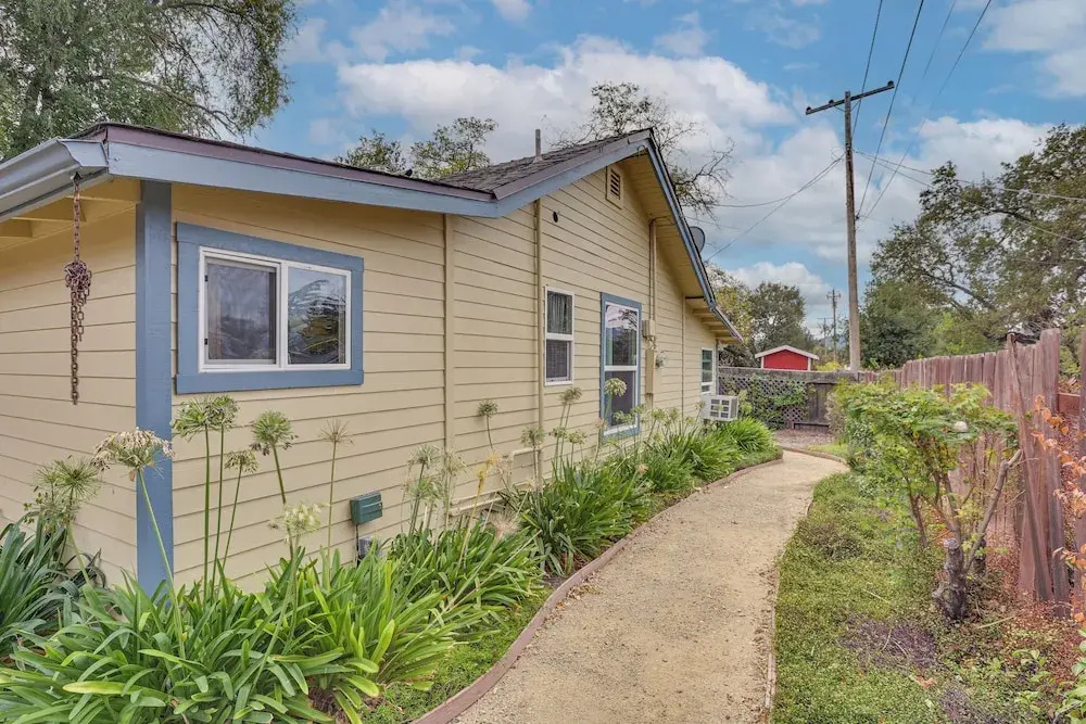 2 Mi to Dtwn Atascadero! Cozy Cottage w/ Yard