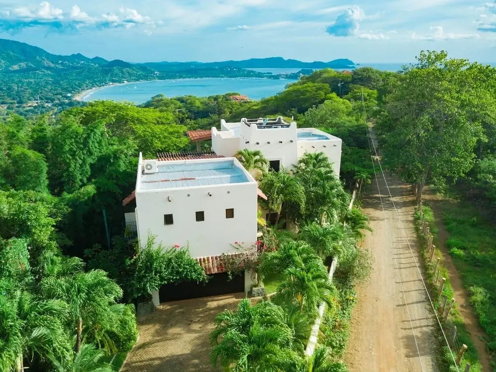 Luxurios Beachfront Villa on Flamingo Beach with Daily Maid and Security