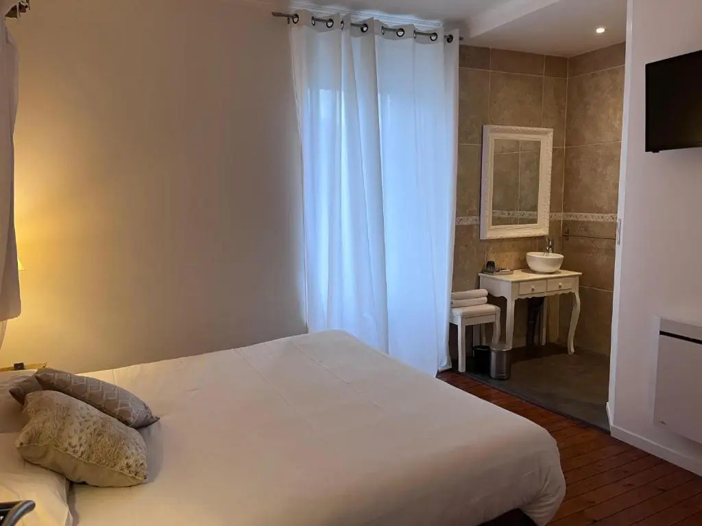 Deluxe Double room (full double bed)