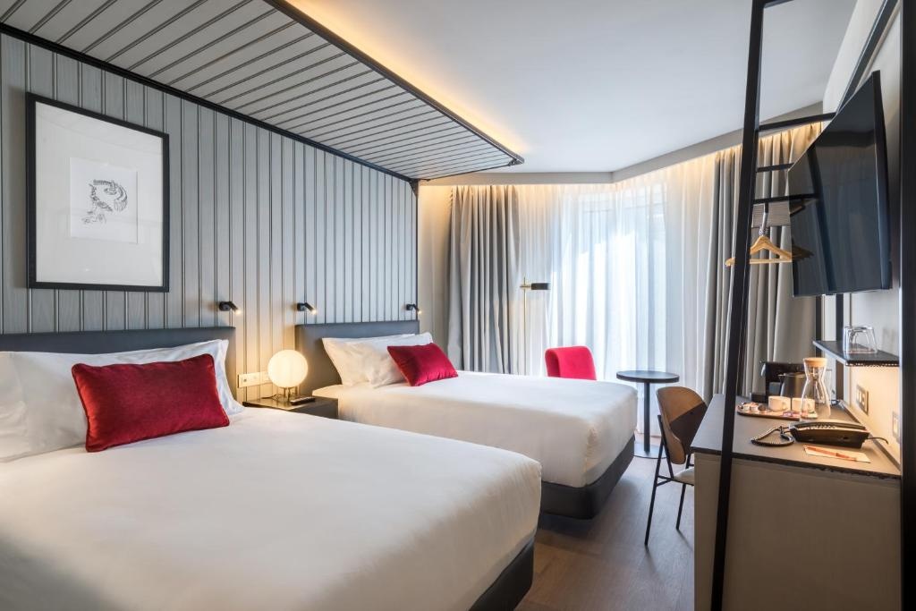 Canopy by Hilton Madrid Castellana Room Type - KING ROOM WITH CITY VIEW