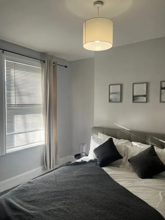 2bed Sleeps 3 - Central, Near Train Station, Wifi