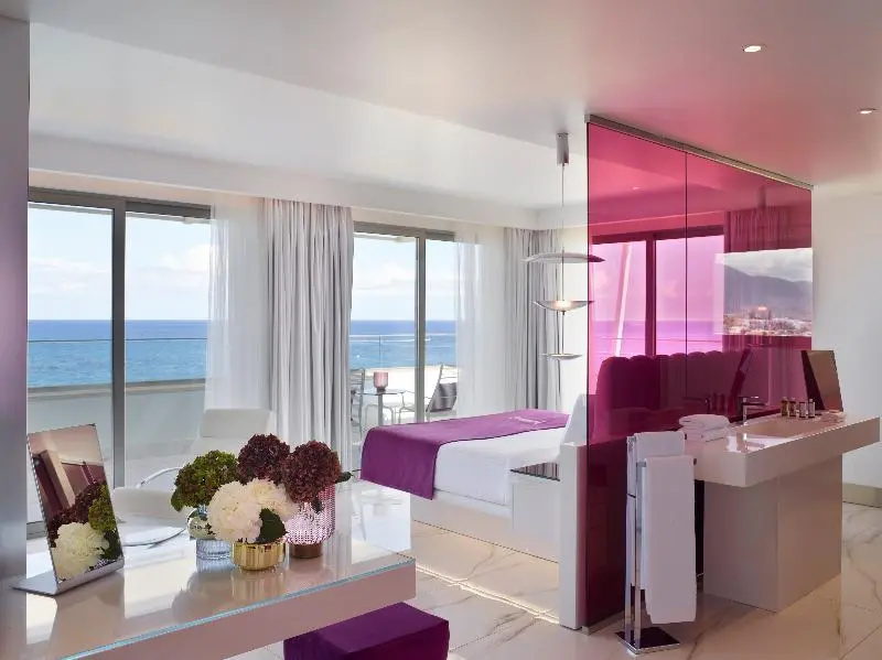Suite seafront