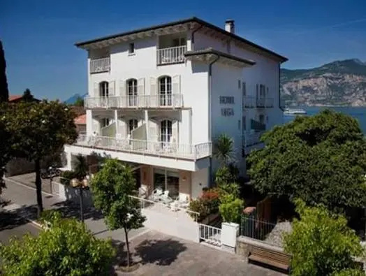 Double Junior Suite with lake view (full double bed)