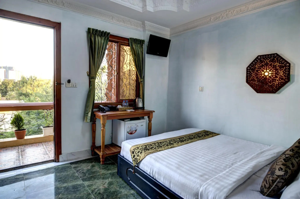 Standard Double room with city view (full double bed)